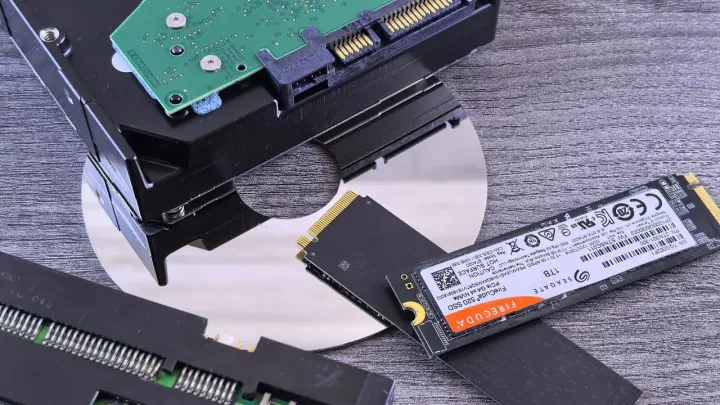 NVMe SSD'ler ve kapağı açık sabit disk yan yana