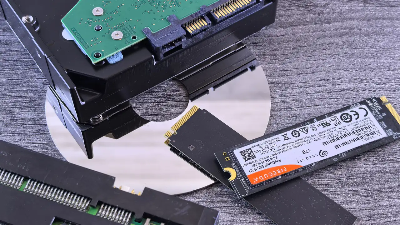 NVMe SSD'ler ve kapağı açık sabit disk yan yana